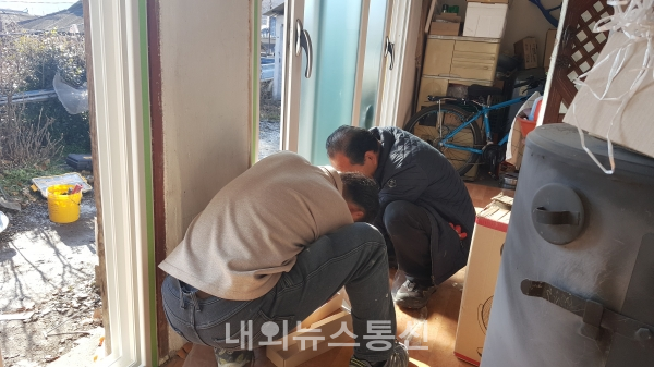 충북 괴산군 비봉족구단(단장 전병남)이 지난 14일 청천면 신도리에 사는 한 소외계층가구를 방문, 150만원 상당의 전용 창문을 교체해주며 이웃사랑을 실천했다.[사진제공=괴산군]